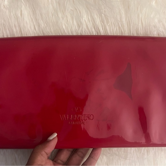 Valentino patent leather clutch bag. Comes with a removable strap. - Picture 4 of 4